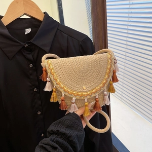 Borsa a tracolla a mezzaluna in paglia intrecciata con nappe colorate e ricami floreali