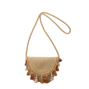 Borsa a tracolla etnica in paglia intrecciata con ricami colorati e nappe vivaci