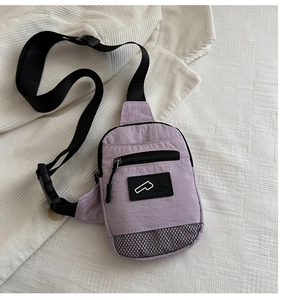 Dettaglio della borsa a tracolla in nylon viola con tasche zip e rete esterna