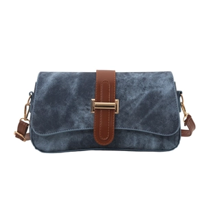 Sac baguette en denim bleu vintage avec garniture en cuir marron et boucle en métal doré