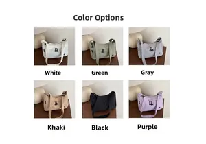 Borse a tracolla in nylon impermeabile in sei colori diversi su un display in legno moderno