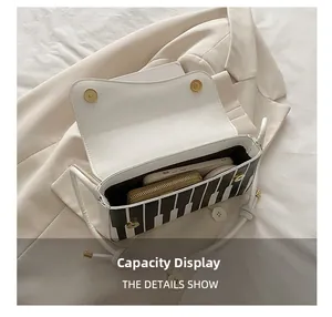 Vue détaillée de l'intérieur du sac piano montrant la capacité de rangement quotidien