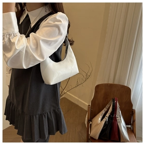 Sacs demi-lune en cuir verni brillant disponibles en blanc, beige, noir, rouge et argent