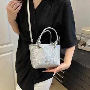 Mini borsa a secchiello argento con motivo serpente, logo e finitura metallica