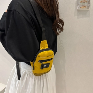 Mini borsa a tracolla in nylon giallo con zip multiple e dettaglio in tessuto mesh
