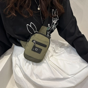 Borsa a tracolla in nylon verde oliva con tasche multiple e dettagli in mesh