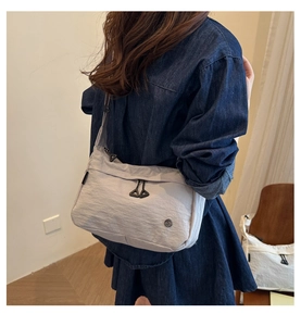 Dettaglio borsa a tracolla in nylon grigio impermeabile con tracolla regolabile per donna