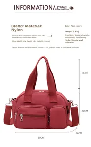 Détail du sac en nylon rouge à poches multiples avec dimensions 30x14x20cm marquées