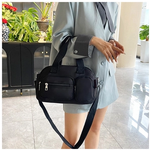 Détail du sac à bandoulière en nylon noir étanche avec poches zippées tridimensionnelles