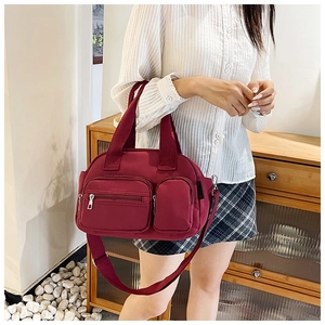 Sac à bandoulière en nylon bordeaux avec poches multiples et séparation sec-humide