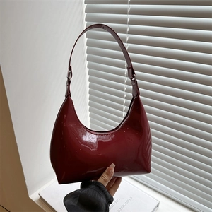 Sac hobo chic en cuir verni bordeaux avec une forme de croissant et fini brillant