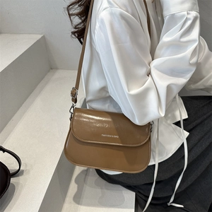 Sac bandoulière marron en similicuir pour femme avec rabat et sangle réglable