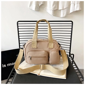 Détail du sac de voyage en nylon kaki avec poches zippées et bandoulière large réglable