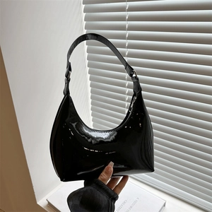 Sac hobo en cuir verni noir brillant avec forme de croissant minimaliste et bandoulière
