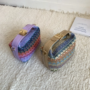 Dettaglio della trama intrecciata bohémien e tracolla in pelle su borse etniche chic