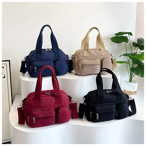 Sacs cabas en nylon en quatre couleurs avec poches multiples et bandoulière réglable
