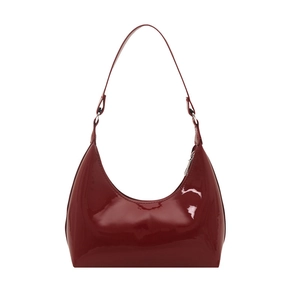 Sac hobo en cuir verni bordeaux brillant avec une forme élégante de demi-lune