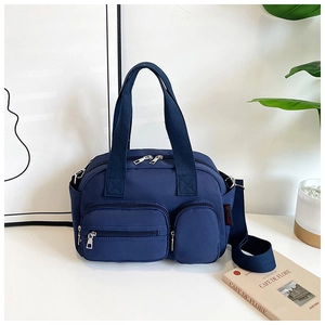 Détail du sac en toile bleu marine avec poches zippées et bandoulière réglable