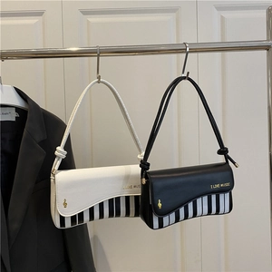 Sac sous le bras minimaliste en cuir PU avec motif de touches de piano et logo note