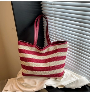 Détail du sac cabas tissé à rayures rouges avec anses en similicuir brillant