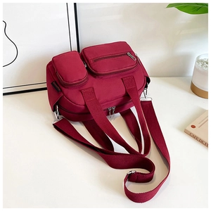 Détail du sac cabas en nylon bordeaux avec plusieurs poches zippées et larges anses