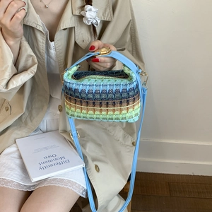 Borsa a mano intrecciata a mano con tracolla in pelle blu e motivo a onde colorate