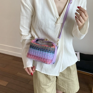 Piccola borsa a tracolla etnica intrecciata con manici viola e finiture in metallo oro