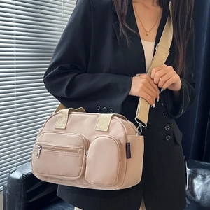 Grand sac à bandoulière en nylon avec séparation sec-humide et plusieurs poches design