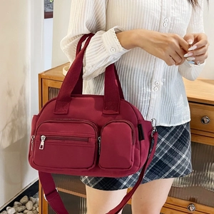Sac fourre-tout en nylon imperméable bordeaux avec plusieurs poches et bandoulière réglable