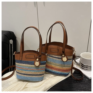 Détail de sacs cabas en paille avec rayures colorées et détails de garniture en cuir