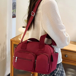 Sac bandoulière pratique en nylon bordeaux avec design multi-poches et sangle