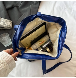 Détail de l'intérieur du grand sac cabas bleu marine avec doublure et poche zippée