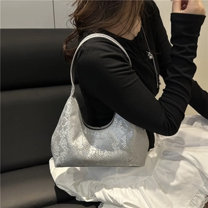 Sac hobo argenté à texture serpent au design minimaliste chic en forme de lune