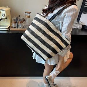 Grand sac cabas tissé à rayures noires et blanches avec anses en cuir pour un style décontracté