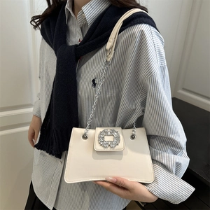 Elegante borsa a tracolla in pelle bianca con fibbia in strass e catena in metallo