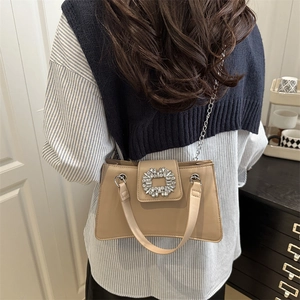 Borsa a tracolla beige alla moda con fibbia in strass e tracolla a catena