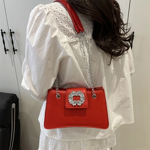 Elegante borsa in pelle rossa con fibbia a fiore in strass e tracolla a catena
