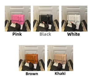 Détail de sacs à bandoulière en similicuir matelassé avec chaîne en métal argenté