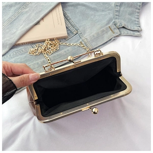 Vista macro di una borsa vintage marrone con telaio dorato a scatto e fodera nera interna