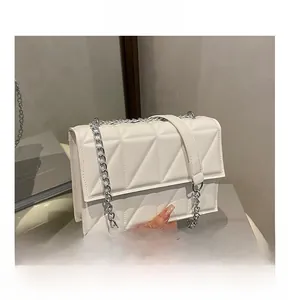 Détail du sac bandoulière matelassé blanc avec bandoulière chaîne argentée et métal