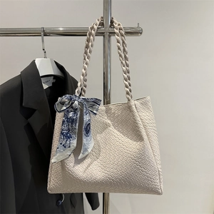 Sac Fourre-tout Tissé en Cuir PU Grande Capacité Pour Femmes Sac à Épaule Mode Navette Avec Décoration Foulard Imprimé