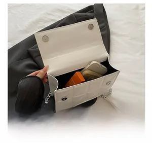 Détail de la capacité intérieure du sac à bandoulière matelassé blanc avec chaîne