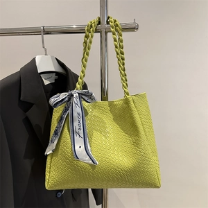 Sac fourre-tout vert lime effet croco avec poignée tressée et foulard en soie élégant