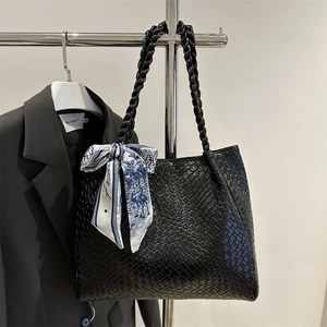 Grand sac cabas en cuir tressé noir avec détail élégant de foulard en soie à fleurs