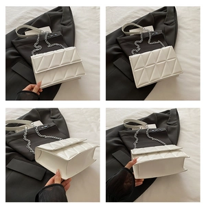 Vues détaillées du sac bandoulière blanc matelassé avec bandoulière chaîne argentée