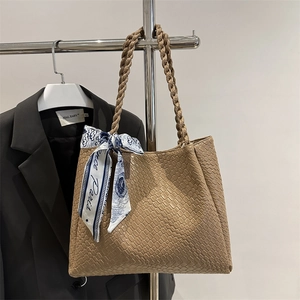Sac cabas tissé kaki avec foulard en soie bleu et intérieur spacieux pour le quotidien