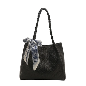 Sac fourre-tout noir tissé avec double poignée et détail de foulard élégant