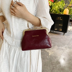 Borsa vintage in pelle bordeaux con chiusura a scatto e catena dorata elegante