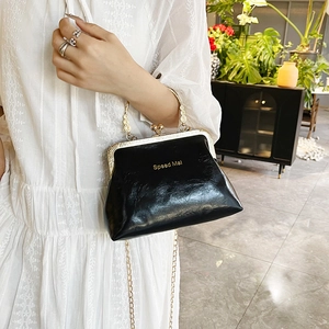 Borsa vintage nera con chiusura a scatto, manico dorato e scritte Speed Mai stile