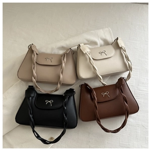 Borse vintage chic in quattro colori con manici intrecciati e decorazioni a fiocco